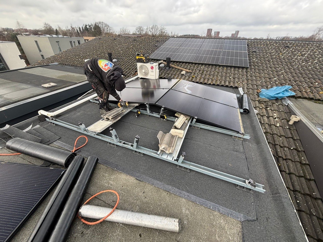 TBGS-vakman aan het werk op een dak in Eindhoven