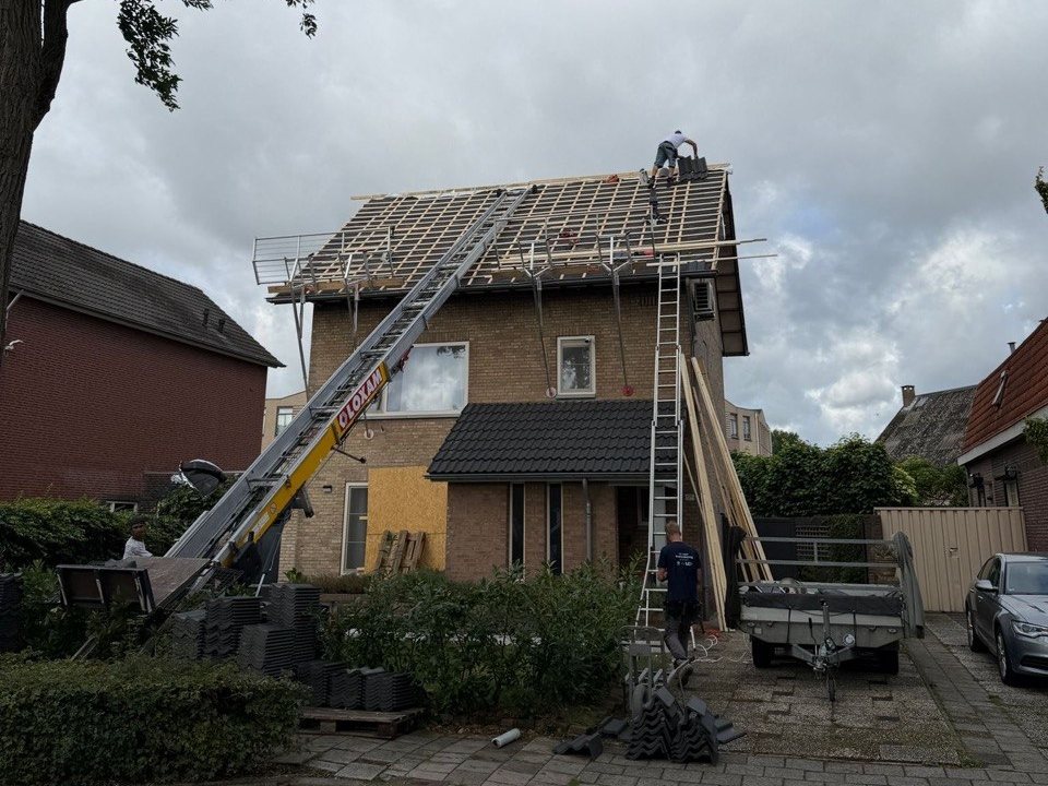 Woning waar TBGS het pannendak isoleert met ATI PRO isolatiefolie, met ladderlift en randbeveiliging langs de dakrand