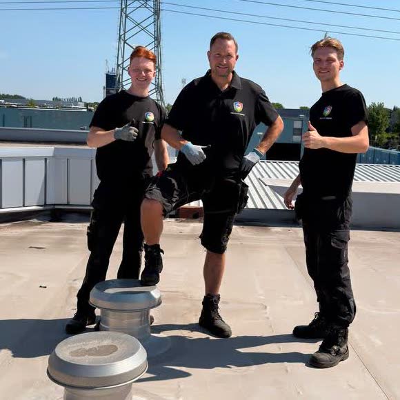 Ronny, Rick en Roy van Helmont op een plat dak, familiebedrijf TBGS BV