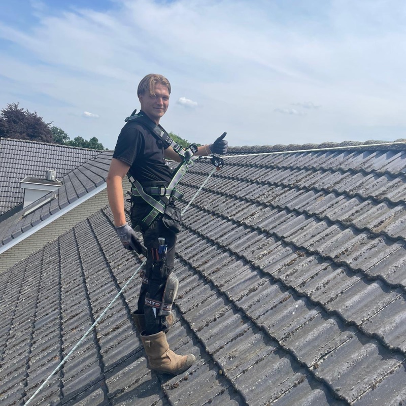 Rick van Helmont — 4e generatie eigenaar TBGS BV op het dak met veiligheidsharnas