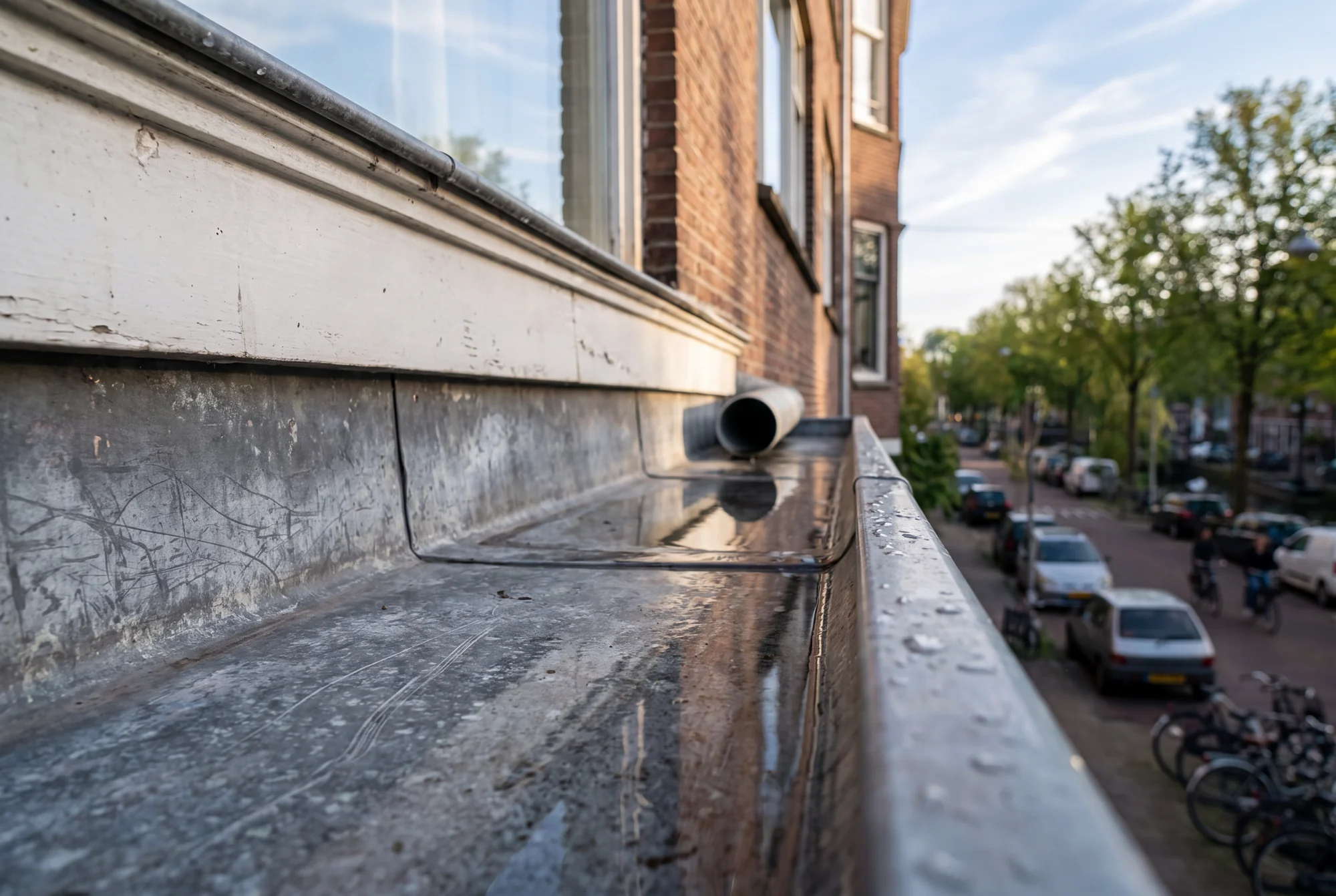 Schone zinken dakgoot met vrije afvoer na een onderhoudsbeurt